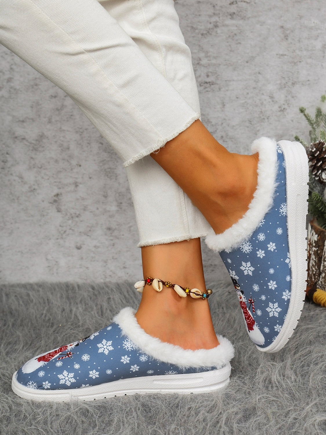 Snowman Print Flat Slippers with Faux Fur (blue/red)