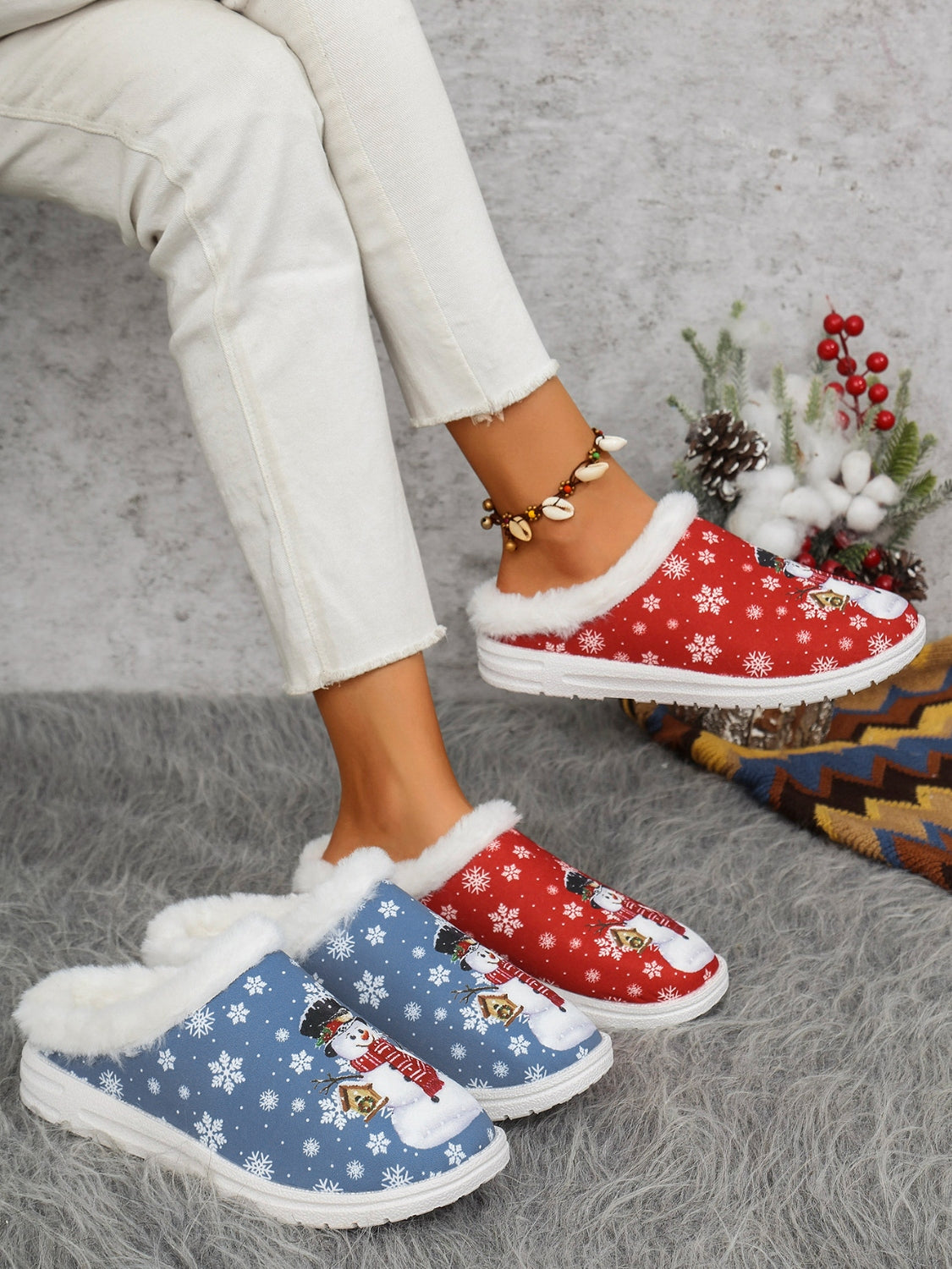 Snowman Print Flat Slippers with Faux Fur (blue/red)